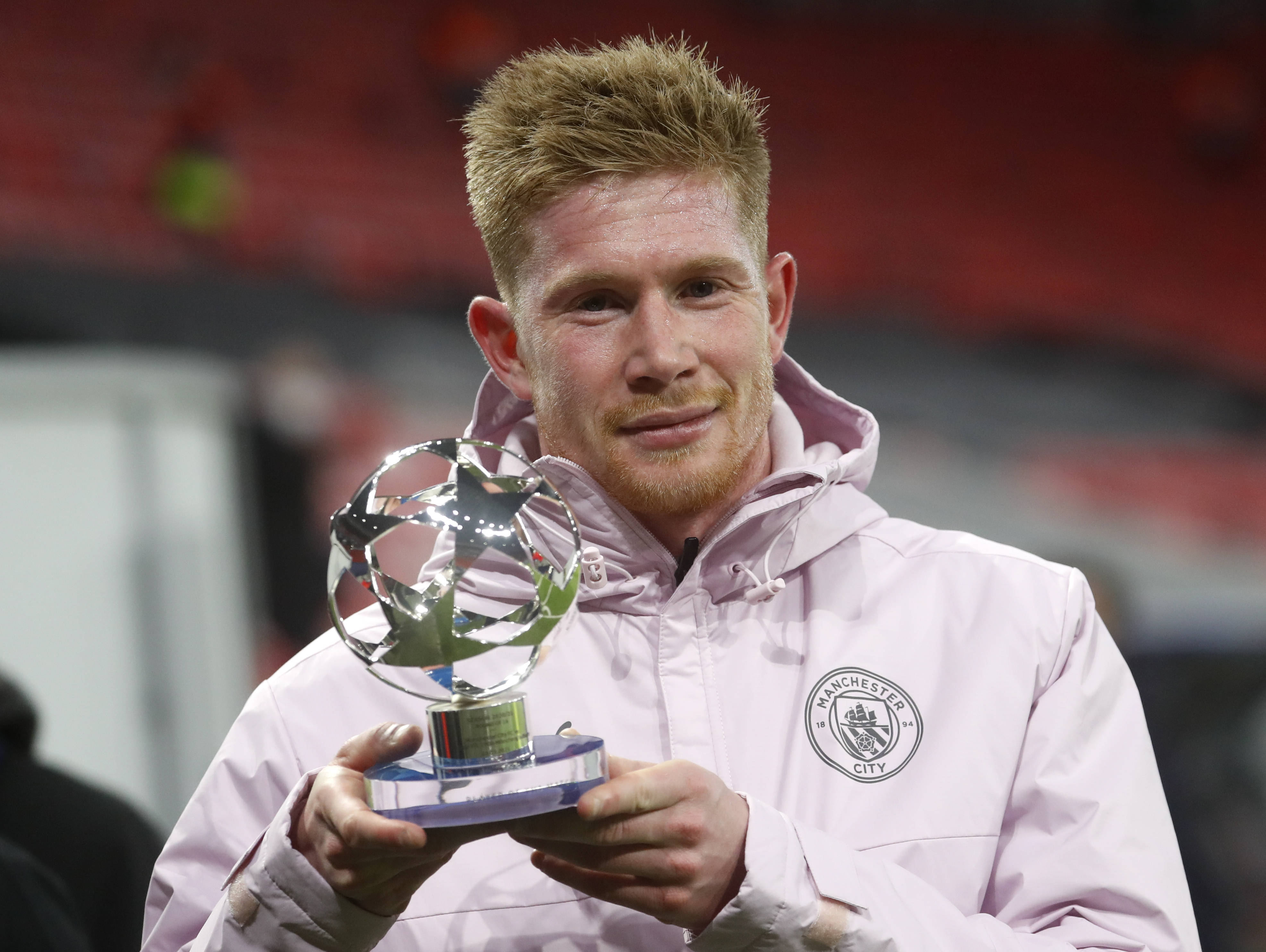 足协主席宋凯现身成都，徐正源、韦世豪、胡荷韬在酒店迎接